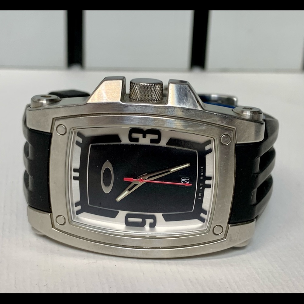 Oakley Warrant watch in Black/Silver
Swiss made  one-jewel
Sapphire crystal